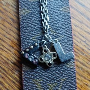 Louis Vuitton pandan love letter necklace (silver)